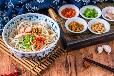  桂林米粉：ピリ辛のスープが染み渡る、もちもち食感がたまらない中華麺料理！